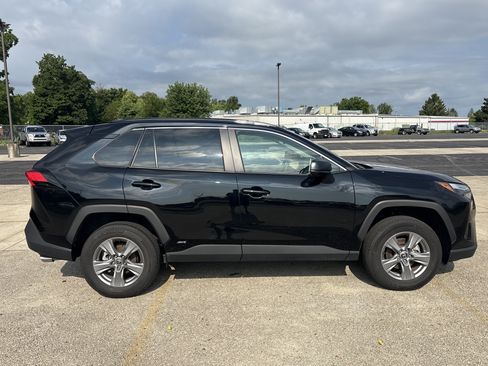 Used 2025 Toyota RAV4 LE AWD/4WD image 3