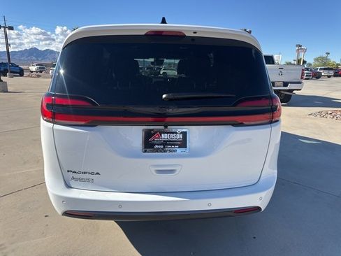 New 2026 Chrysler Pacifica Select image 4