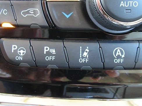 Used 2020 Jeep Grand Cherokee Overland w/ Interior Metal Package AWD/4WD image 33
