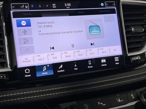 Certified 2024 Chrysler Pacifica Limited image 17