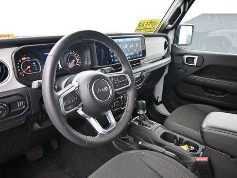 Used 2025 Jeep Wrangler Unlimited Sahara AWD/4WD image 18