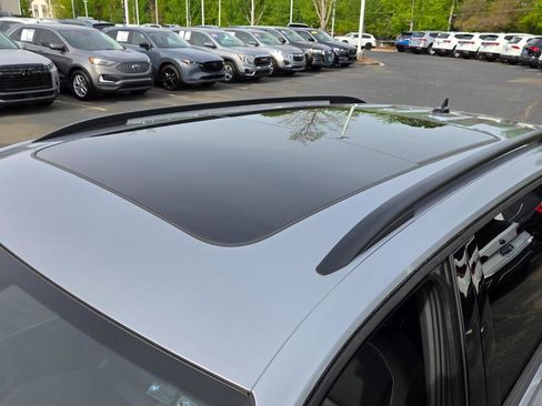 Used 2023 Volkswagen Tiguan SE R-Line image 17