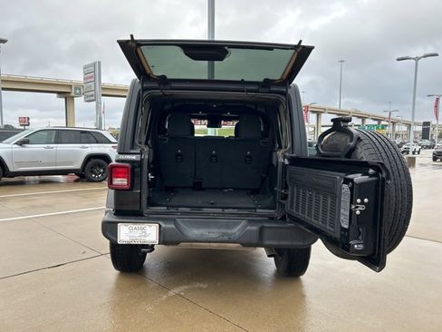 Used 2024 Jeep Wrangler Sport S image 9