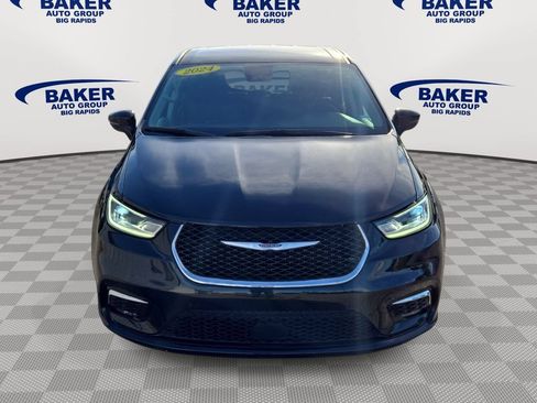Used 2024 Chrysler Pacifica Touring-L FWD image 9