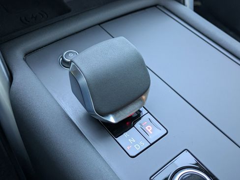 Used 2024 Land Rover Discovery Dynamic SE image 17