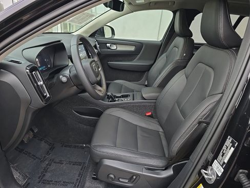 Certified 2025 Volvo XC40 B5 Core image 7