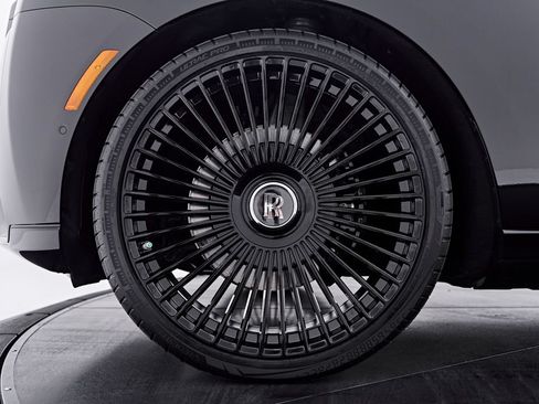 Used 2025 Rolls-Royce Cullinan AWD/4WD image 3