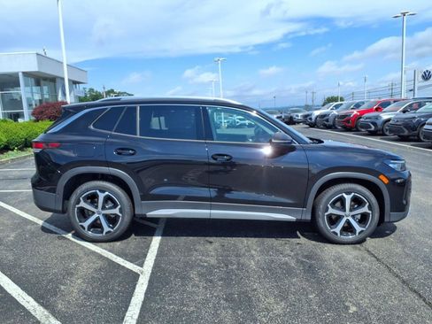 New 2025 Volkswagen Tiguan SE image 8