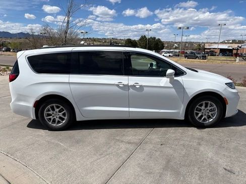 Used 2022 Chrysler Pacifica Touring-L image 9