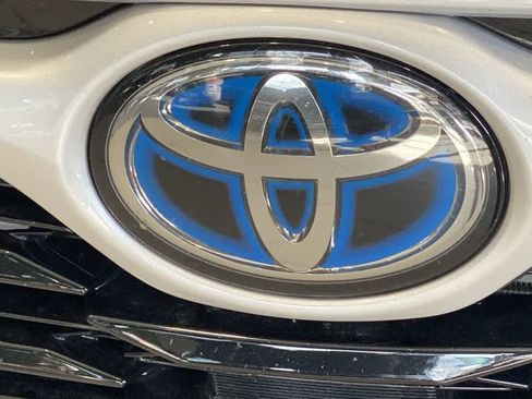 Used 2022 Toyota Highlander XLE AWD/4WD image 10