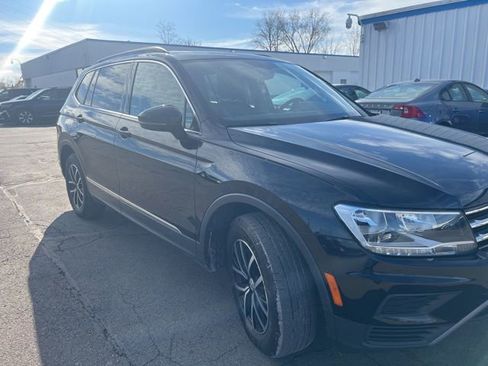 Used 2021 Volkswagen Tiguan SE w/ Panoramic Sunroof Package image 2