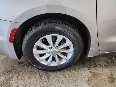 Used 2018 Chrysler Pacifica Touring Plus FWD image 39