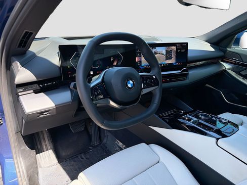 Used 2025 BMW 530i w/ M Sport Package image 27