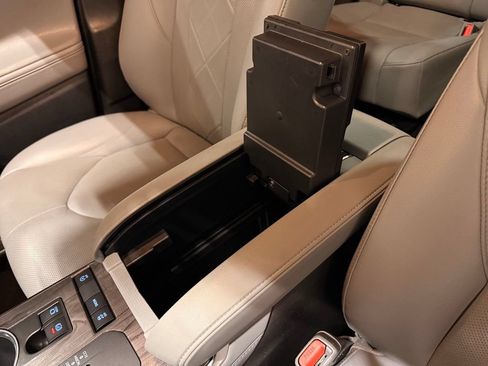 Used 2020 Toyota Highlander Platinum FWD image 32