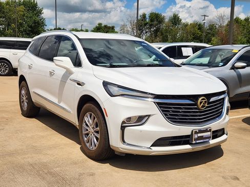 Used 2023 Buick Enclave Essence FWD image 3