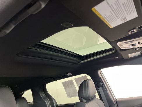 Used 2025 Toyota Sienna XLE Woodland Edition image 12