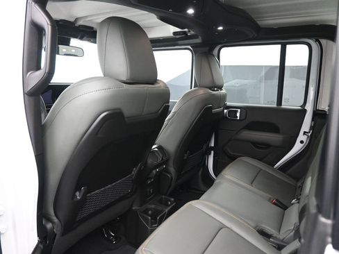 Used 2025 Jeep Gladiator Mojave w/ Convenience Group image 12