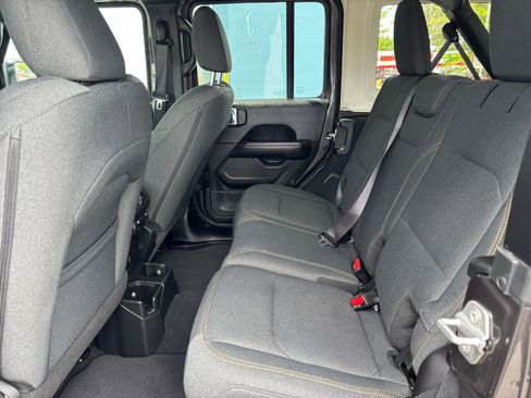 Used 2025 Jeep Wrangler Unlimited Sahara AWD/4WD image 23