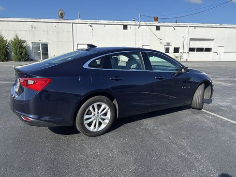 Used 2018 Chevrolet Malibu LT w/ Leather Package FWD image 3