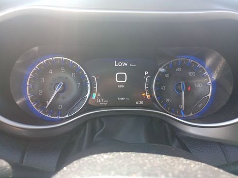 Used 2023 Chrysler Pacifica Touring-L image 15