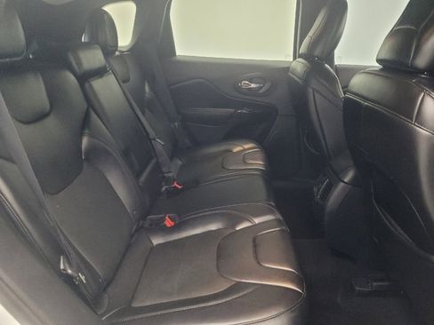 Used 2019 Jeep Cherokee Latitude Plus FWD image 19