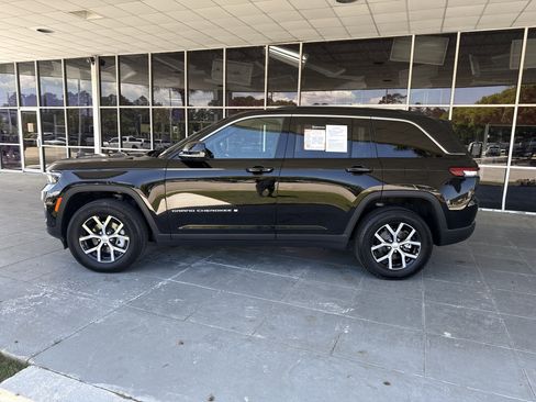 Used 2025 Jeep Grand Cherokee Limited w/ Luxury Tech Group II image 6