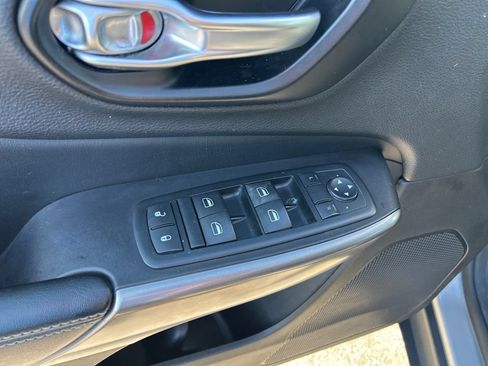 Used 2020 Jeep Cherokee Latitude Plus AWD/4WD image 34