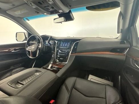 Used 2017 Cadillac Escalade ESV Luxury AWD/4WD image 34