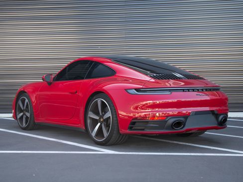 Used 2022 Porsche 911 Carrera RWD image 3