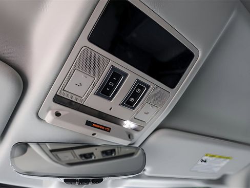 Used 2024 Land Rover Defender 110 X-Dynamic SE image 21