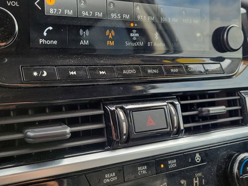 Used 2023 Nissan Pathfinder SL image 28