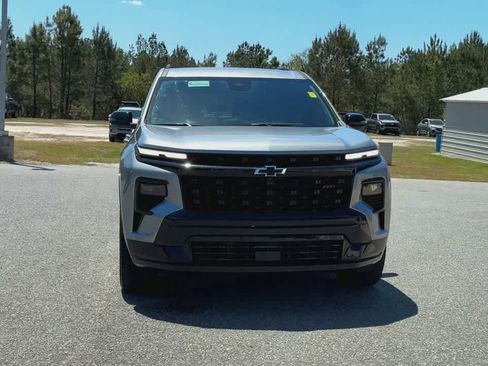 Used 2025 Chevrolet Traverse RS image 3