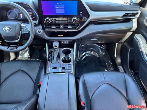 Certified 2024 Toyota Highlander Limited FWD image 17