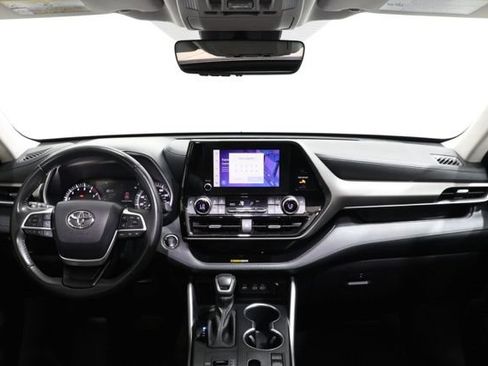 Used 2023 Toyota Highlander XLE FWD image 12