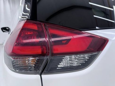 Used 2018 Nissan Rogue SV w/ Premium Package FWD image 8