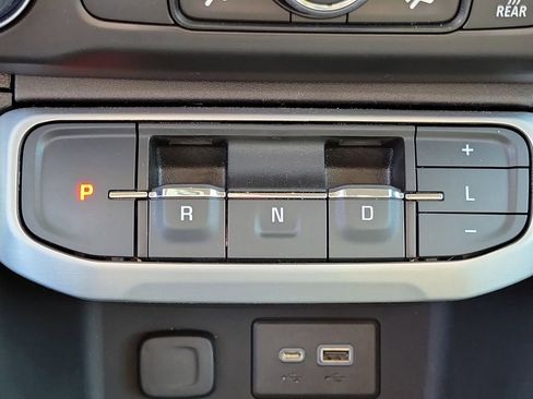 Used 2023 GMC Acadia SLE w/ Driver Convenience Package image 32