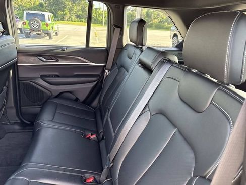 Used 2025 Jeep Grand Cherokee Limited w/ Luxury Tech Group II AWD/4WD image 12