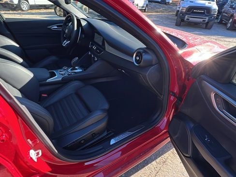 Used 2025 Alfa Romeo Giulia AWD w/ Veloce Package AWD image 21