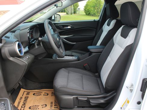 Used 2025 Chevrolet Trax LS w/ LS Convenience Package image 17