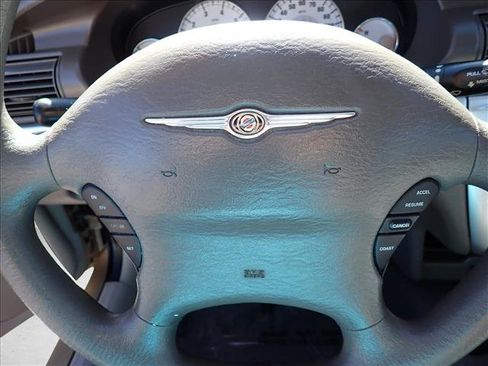 Used 2005 Chrysler Sebring Touring FWD image 13