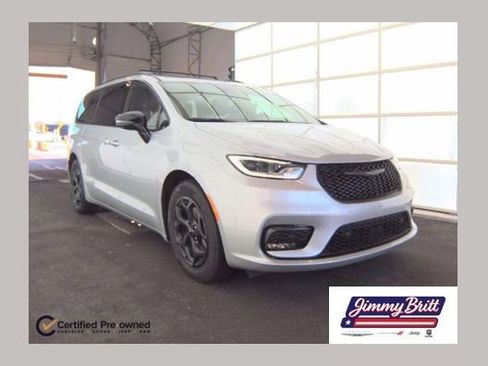 Used 2024 Chrysler Pacifica Premium FWD image 1