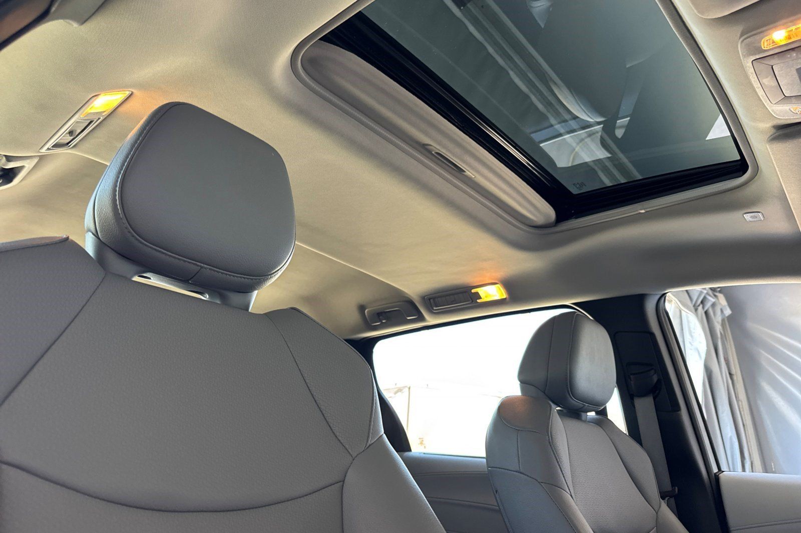 Used 2025 Toyota Sienna XLE FWD image 25