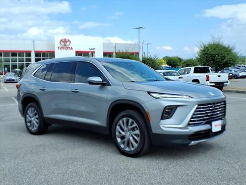 Used 2025 Buick Enclave Preferred FWD image 2