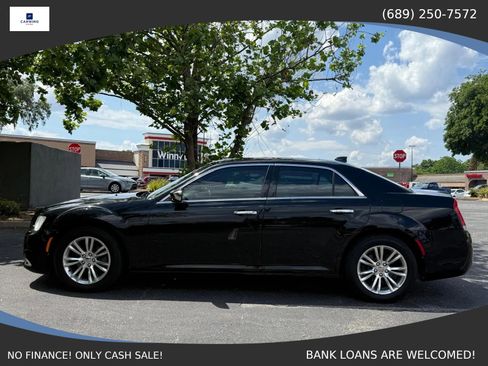 Used 2015 Chrysler 300 C RWD image 8