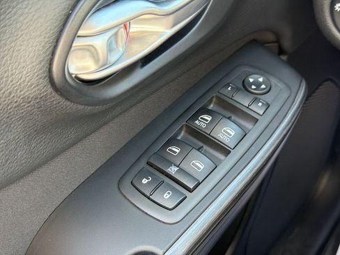 Used 2015 Jeep Cherokee Latitude w/ Comfort/Convenience Group AWD/4WD image 31