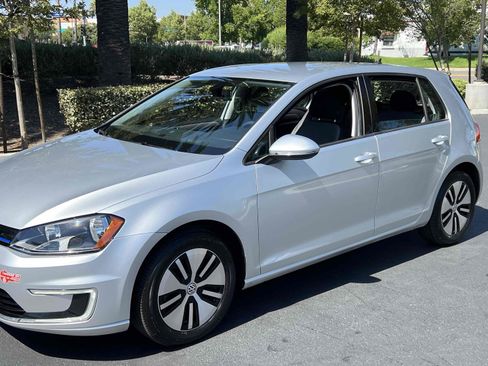Used 2016 Volkswagen e-Golf SE w/ DC Fast Charging Package image 46