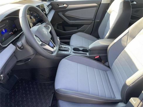 Used 2025 Volkswagen Jetta SE FWD image 18