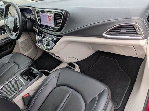Certified 2024 Chrysler Pacifica Touring-L image 29