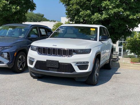Used 2023 Jeep Grand Cherokee Limited AWD/4WD image 3
