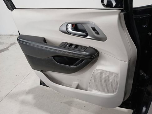 Used 2024 Chrysler Pacifica Touring-L FWD image 32
